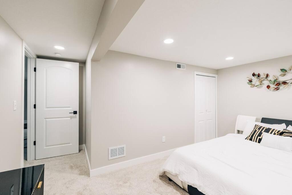 Beautiful Luxury Home Freshly Renovated With Big Yard, Seating & Grill Pad Cottage Grove Екстериор снимка